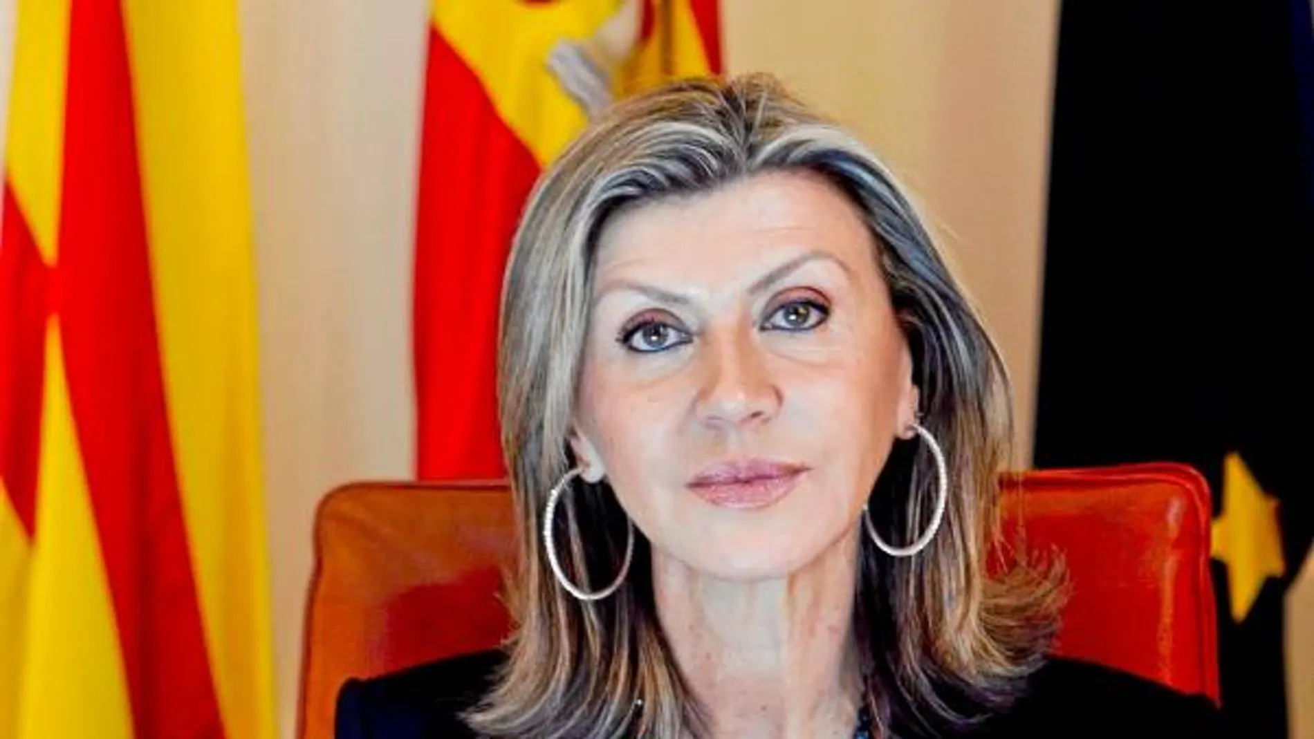 La delegada del Gobierno en Cataluña, Llanos de Luna, en su despacho