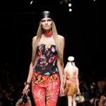 Versace presentó en Nueva York los diseños que llegarán la semana que viene a H&M