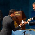 Don Felipe entrega el Premio a Xavi Hernández en presencia de Iker Casillas