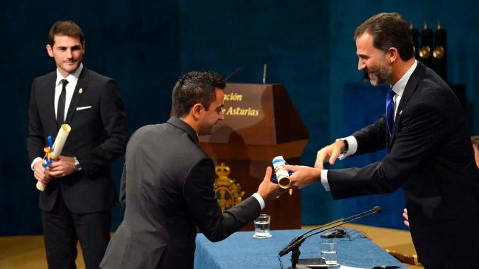 Don Felipe entrega el Premio a Xavi Hernández en presencia de Iker Casillas