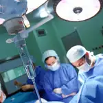 En la imagen, una intervención quirúrgica en un quirófano