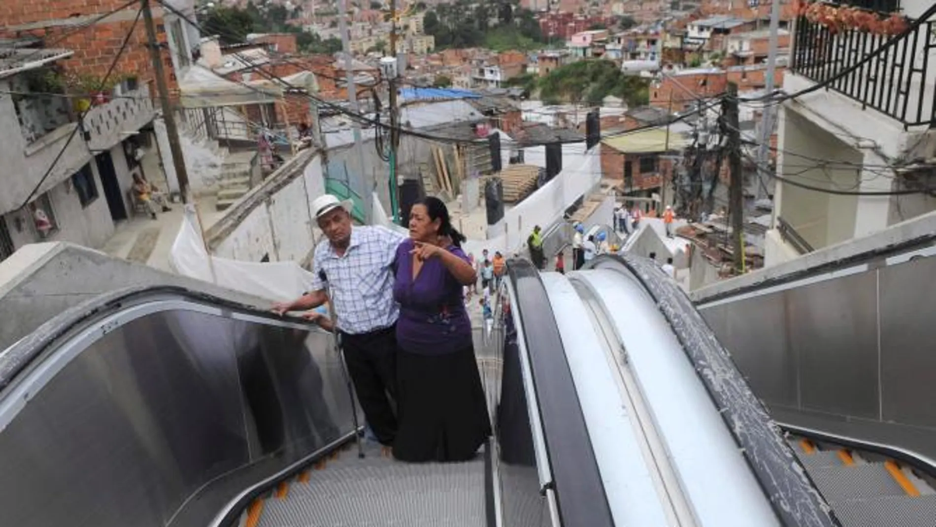 Medellín: el transporte público son unas escaleras mecánicas