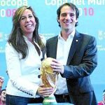 Sánchez-Camacho y Reyes con la Copa del Mundo que ganó España en el Mundial