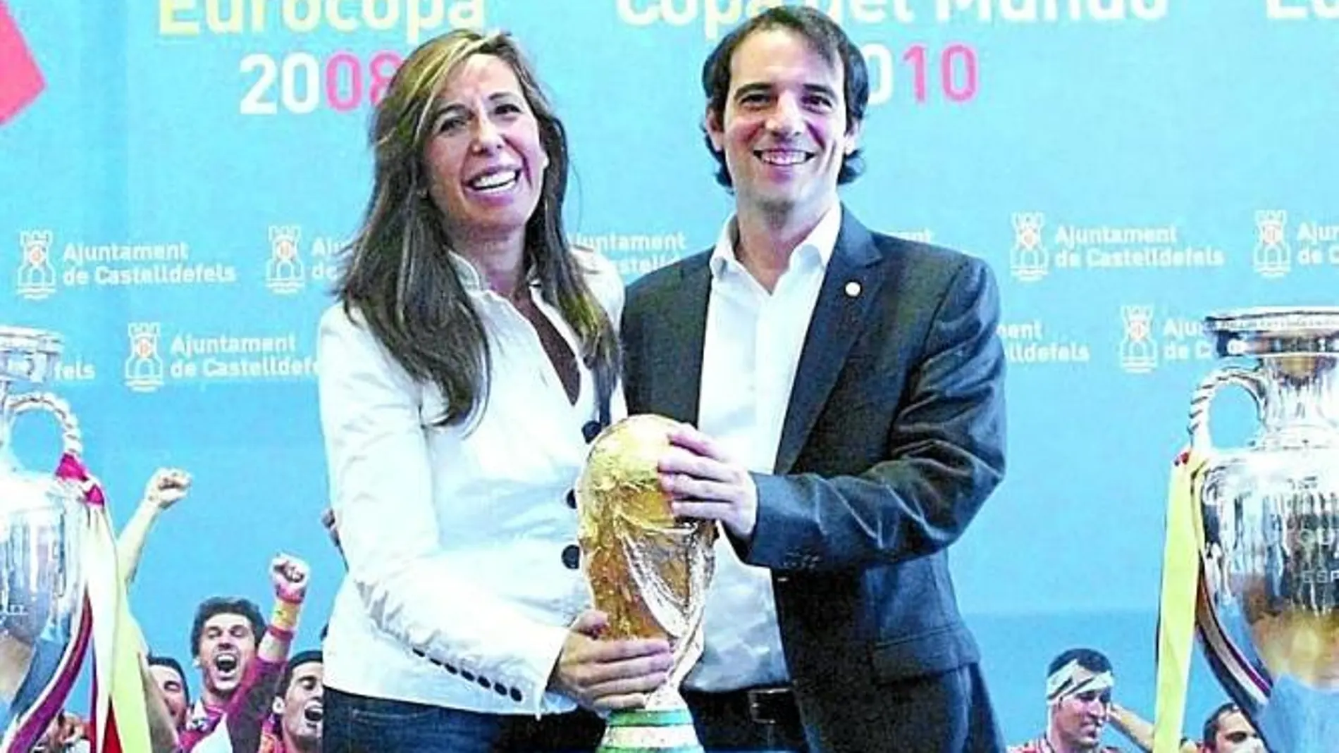 Sánchez-Camacho y Reyes con la Copa del Mundo que ganó España en el Mundial