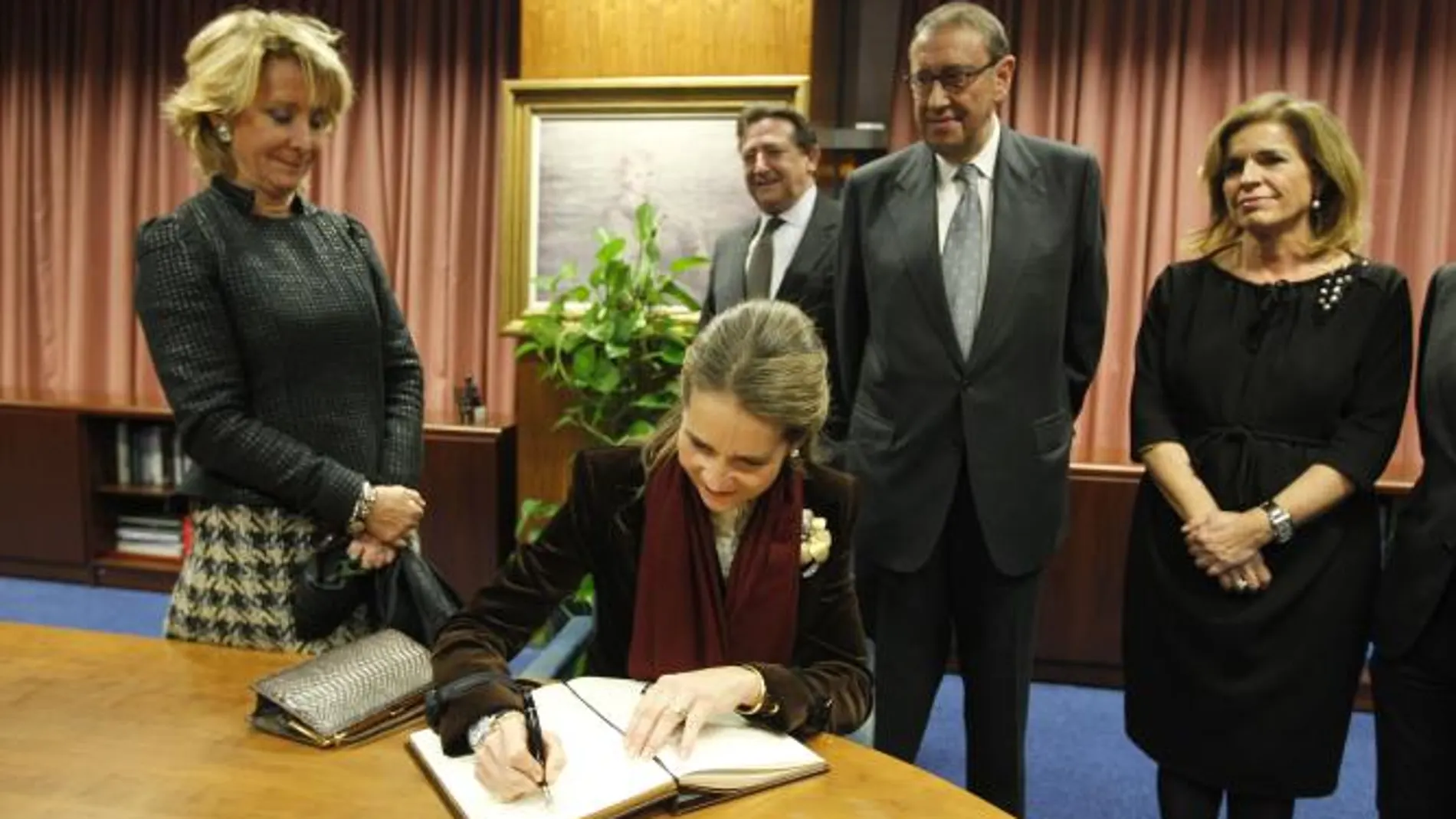 La Infanta Elena, firmando en el libro de honor de LA RAZÓN