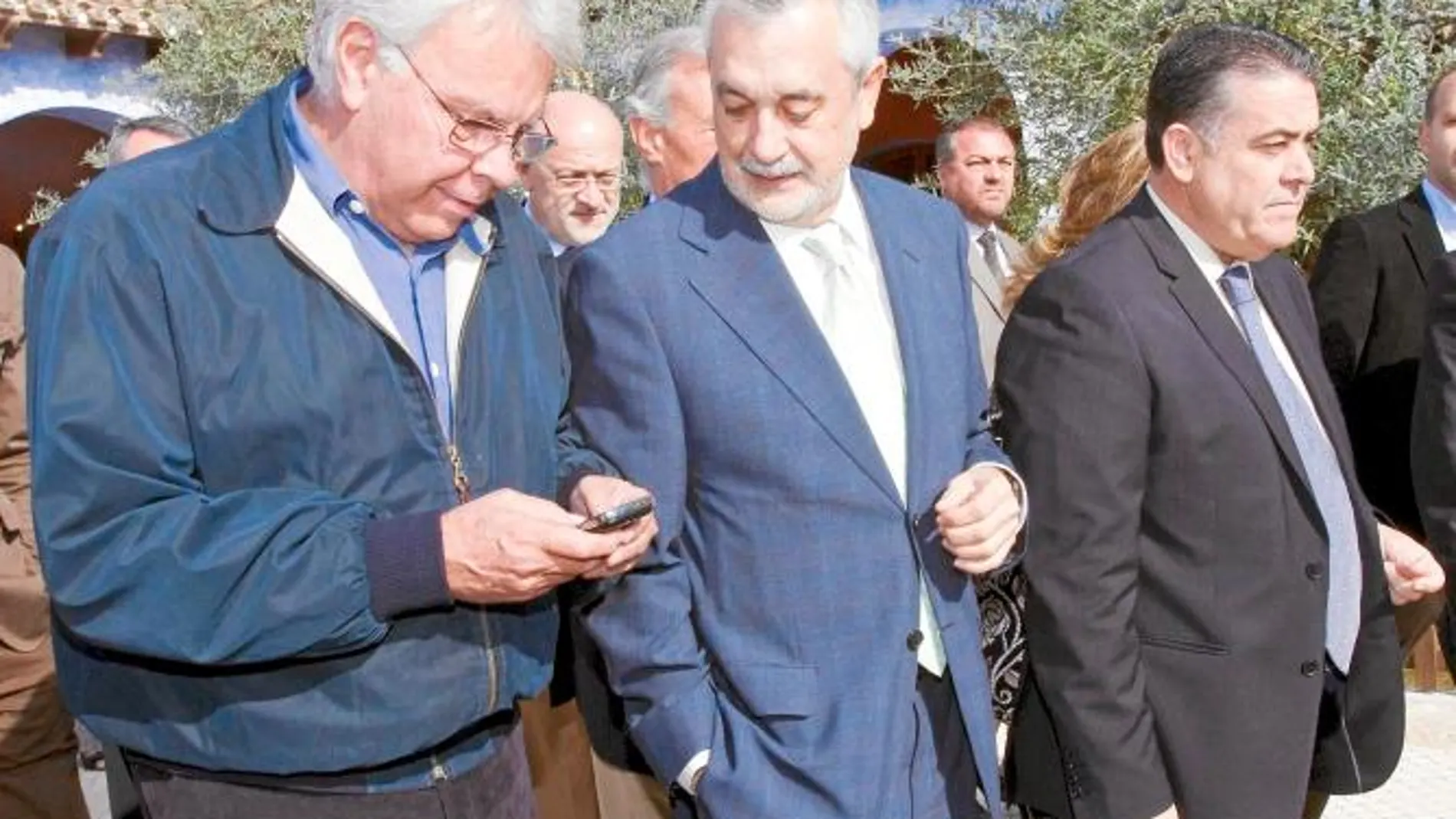 Felipe González, junto a José Antonio Griñán y el ex alcalde de Almonte, Francisco Bella, en Doñana