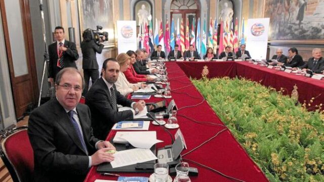 El presidente de la Junta, Juan Vicente Herrera, a su llegada a la mesa de la Conferencia, en el Senado