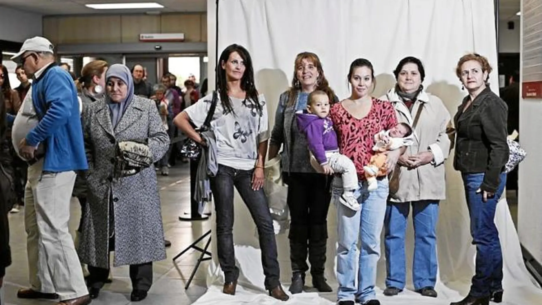 Conchi Márquez, Sonia Vega, Verónica Da Silva, con sus hijos Adrián y Aitana; Soledad Velilla y María Teresa Valdés