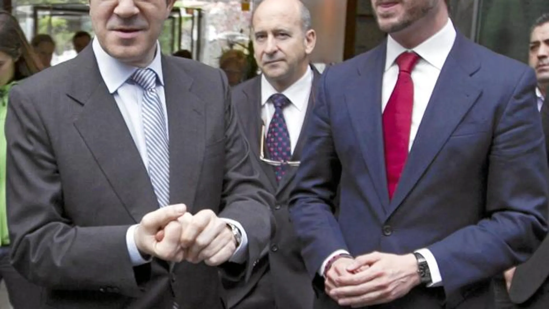 Todas las medidas están pensadas exclusivamente para el próximo año. En la imagen, Patxi López con el alcalde de Vitoria, Javier Maroto