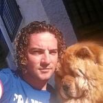 El cantante almeriense ha publicado en Twitter una fotografía junto a su perra Tay, de raza Chow Chow