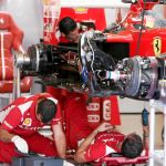 Los mecánicos de Ferrari examinaron el coche de Alonso