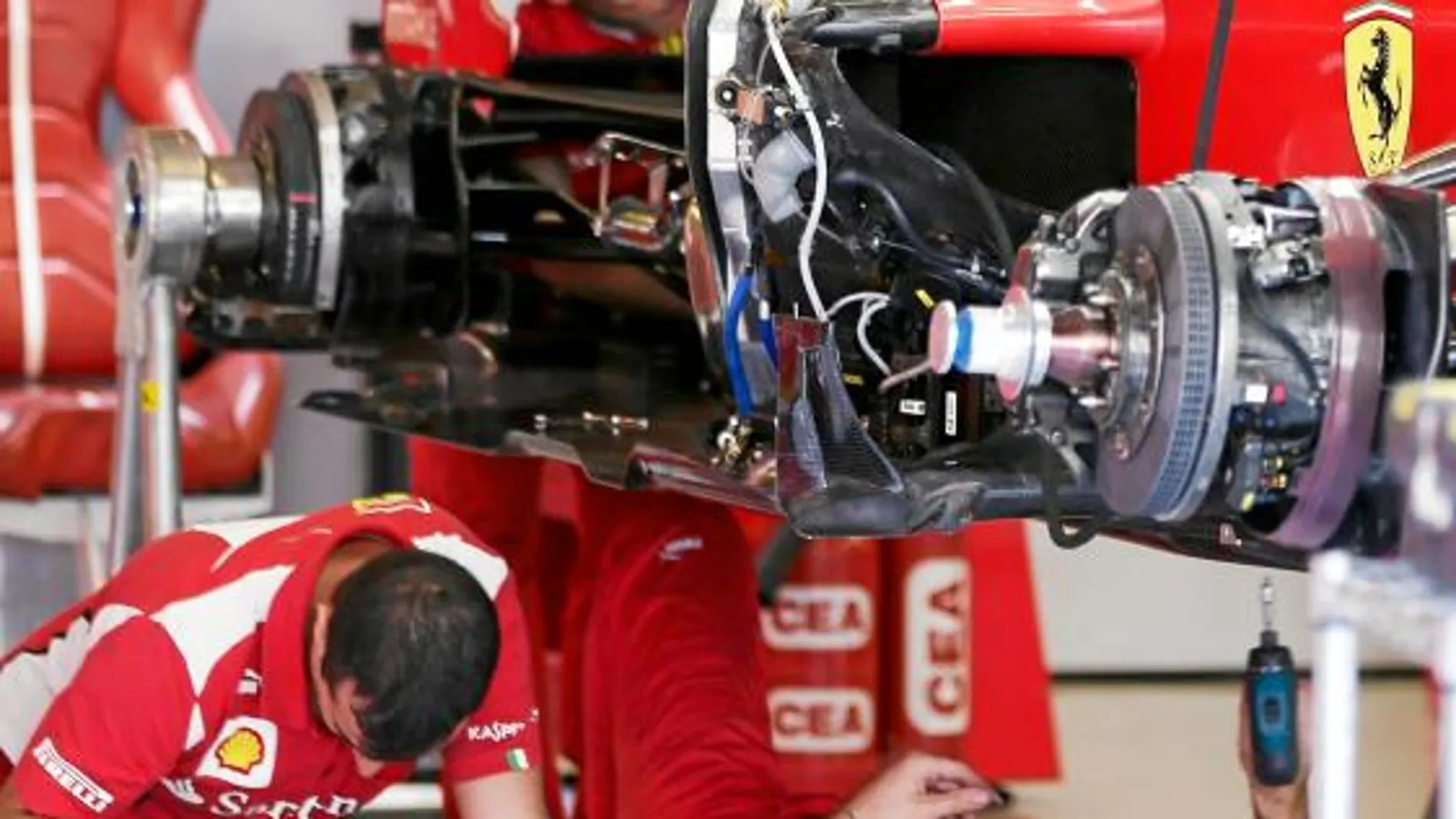 Los mecánicos de Ferrari examinaron el coche de Alonso