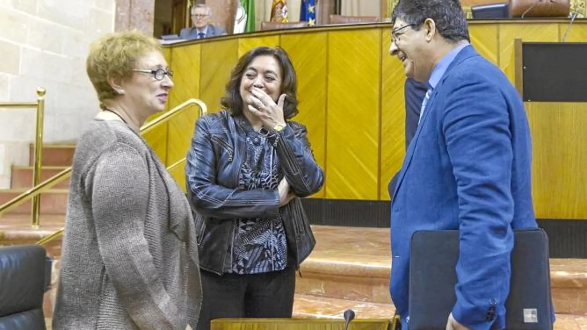 Martínez Aguayo conversa con Valderas ante la mirada de Moreno, ayer, en el Parlamento