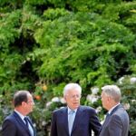 Hollande y Monti, a la izquierda, ayer, antes de su reunión en París