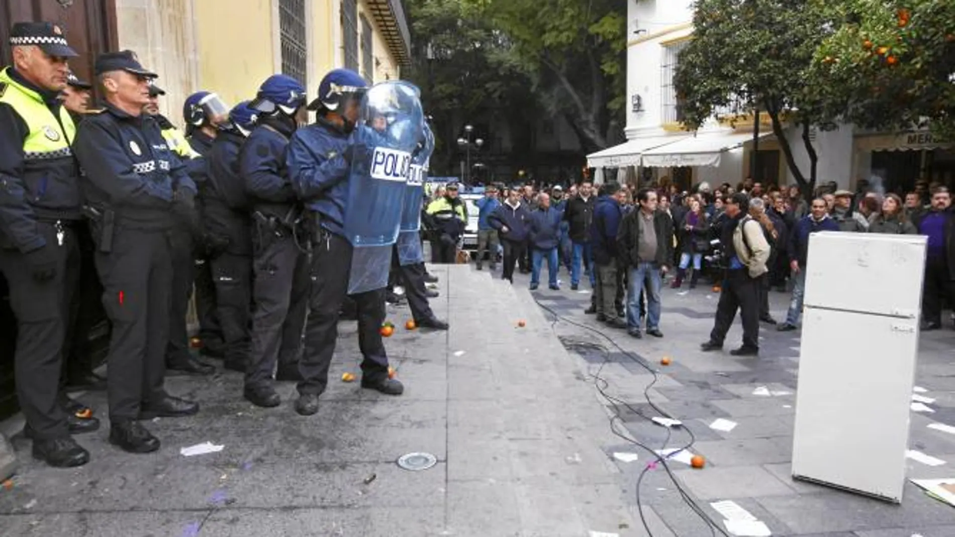 La demanda del pago de nóminas acaba en carga policial en Jerez