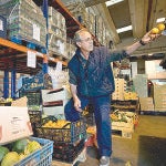El trabajador de un almacén distribuidor castellano y leonés se dispone a cargar un pedido de frutas y hortalizas