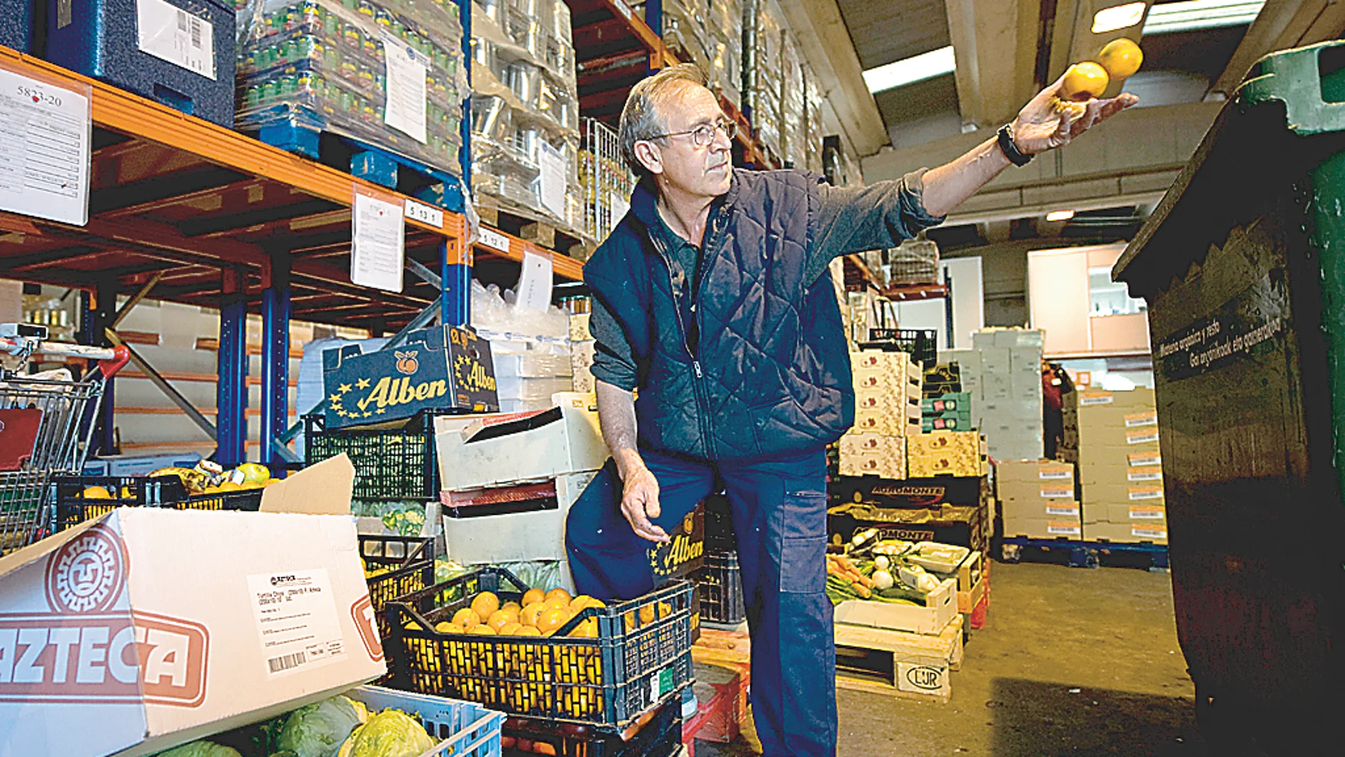 El trabajador de un almacén distribuidor castellano y leonés se dispone a cargar un pedido de frutas y hortalizas
