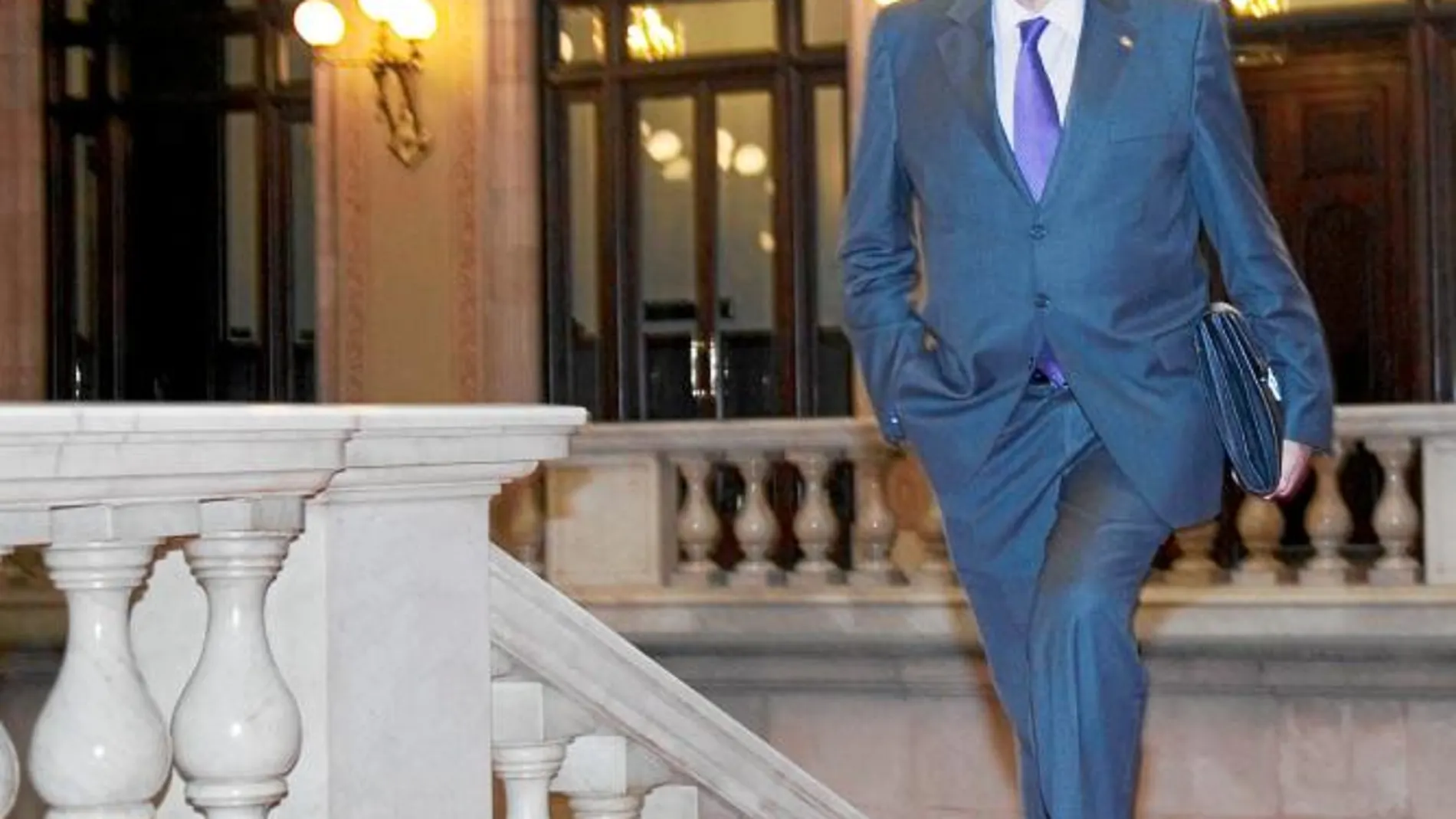 El conseller de Benestar i Familia, Josep Lluís Cleries, rectificó tras dos días de presiones de las entidades sociales