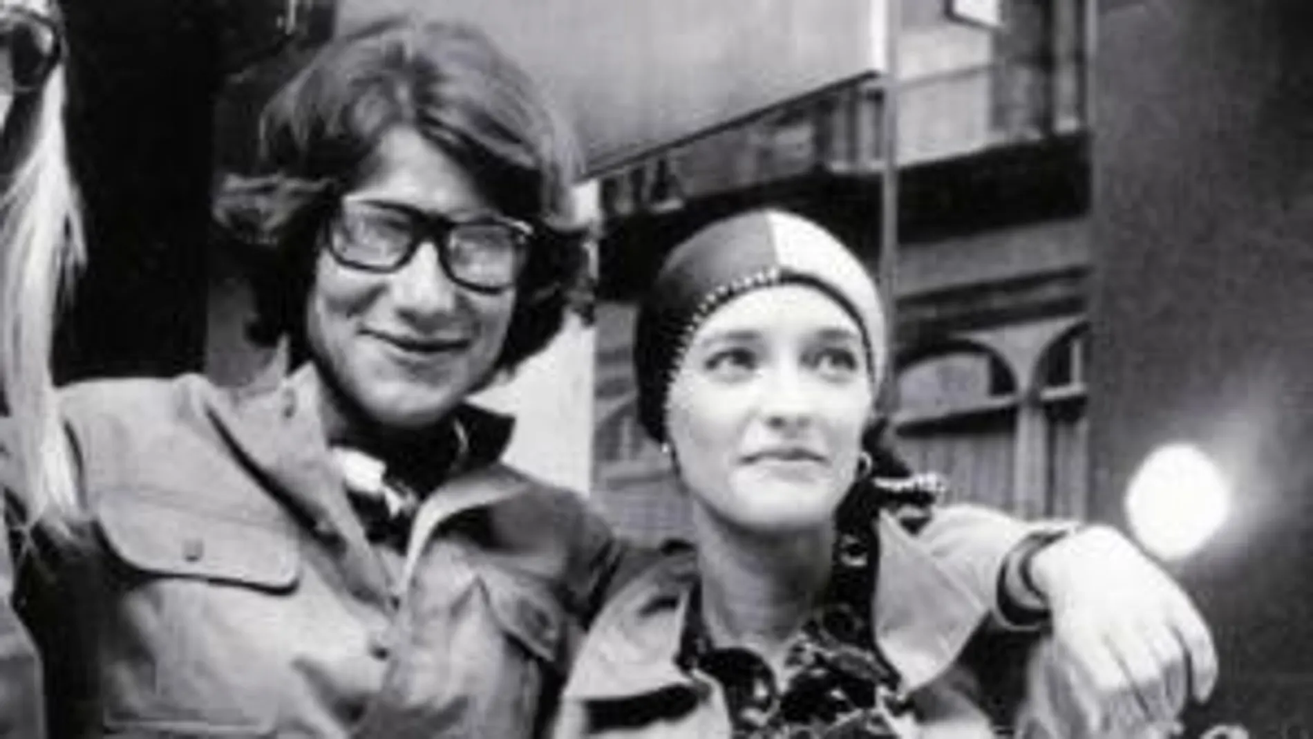 Yves Saint Laurent y Loulou de la Falaise en septiembre de 1969, en Inglaterra