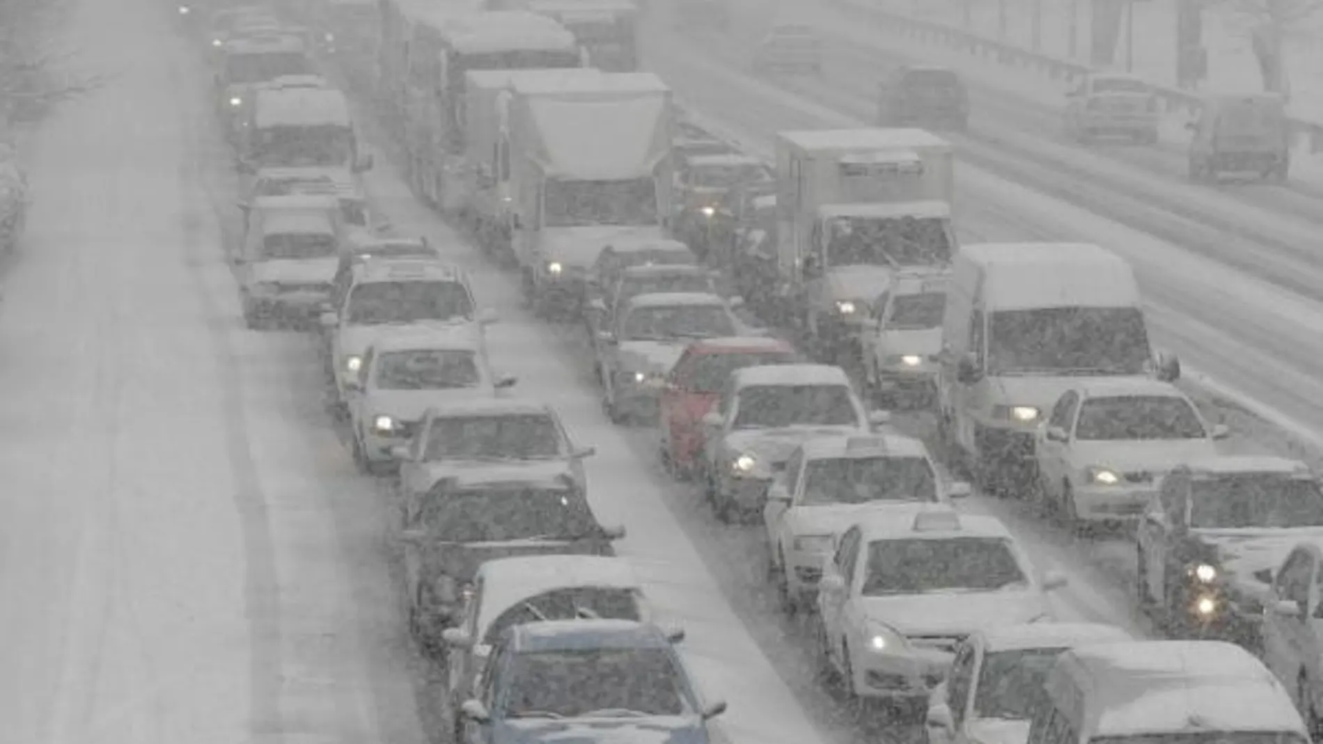 Nieve y hielo cierran carreteras, el aeropuerto de Barajas y colegios por toda España