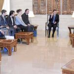 El presidente sirio, Bachar Al Asad, se reunió ayer en Damasco con un grupo de intelectuales y periodistas en el palacio presidencial