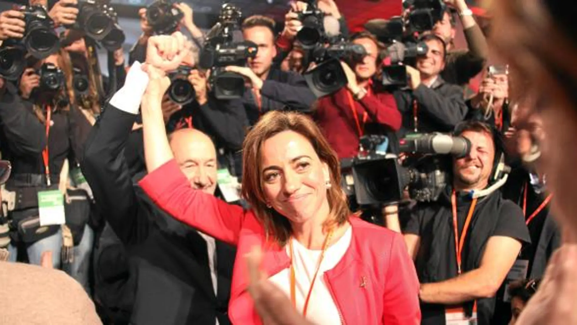 Carme Chacón alza el brazo de Alfredo Pérez Rubalcaba, tras la victoria de éste en el Congreso que el PSOE celebró en Sevilla el pasado mes de febrero