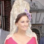 La madrina e íntima de la Duquesa, Carmen Tello, espectacular a su salida del Palacio de Dueñas
