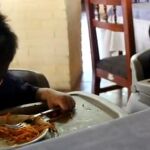 Niños se duermen mientras comen un plato de espaguetis