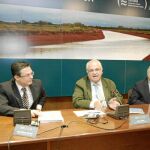 El conseller Juan Cotino (centro) y el experto australiano David Garman (derecha), ayer en Valencia