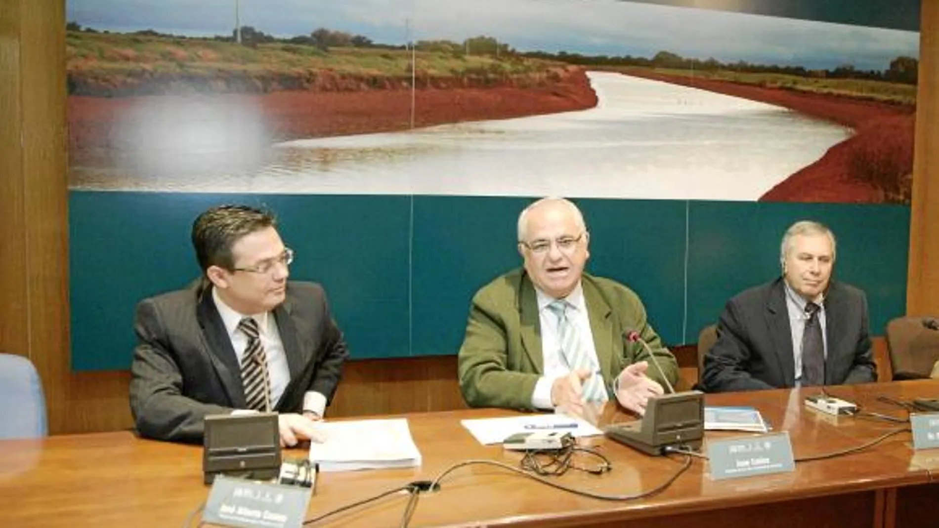 El conseller Juan Cotino (centro) y el experto australiano David Garman (derecha), ayer en Valencia
