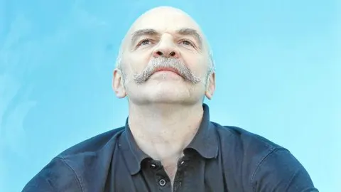 En «Los Living», Martín Caparrós vuelve a adentrarse en la reciente historia argentina