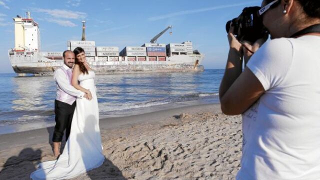 Una pareja de novios se fotografían en la playa de El Saler con un fondo nada habitual