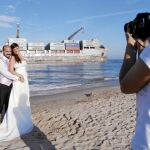 Una pareja de novios se fotografían en la playa de El Saler con un fondo nada habitual