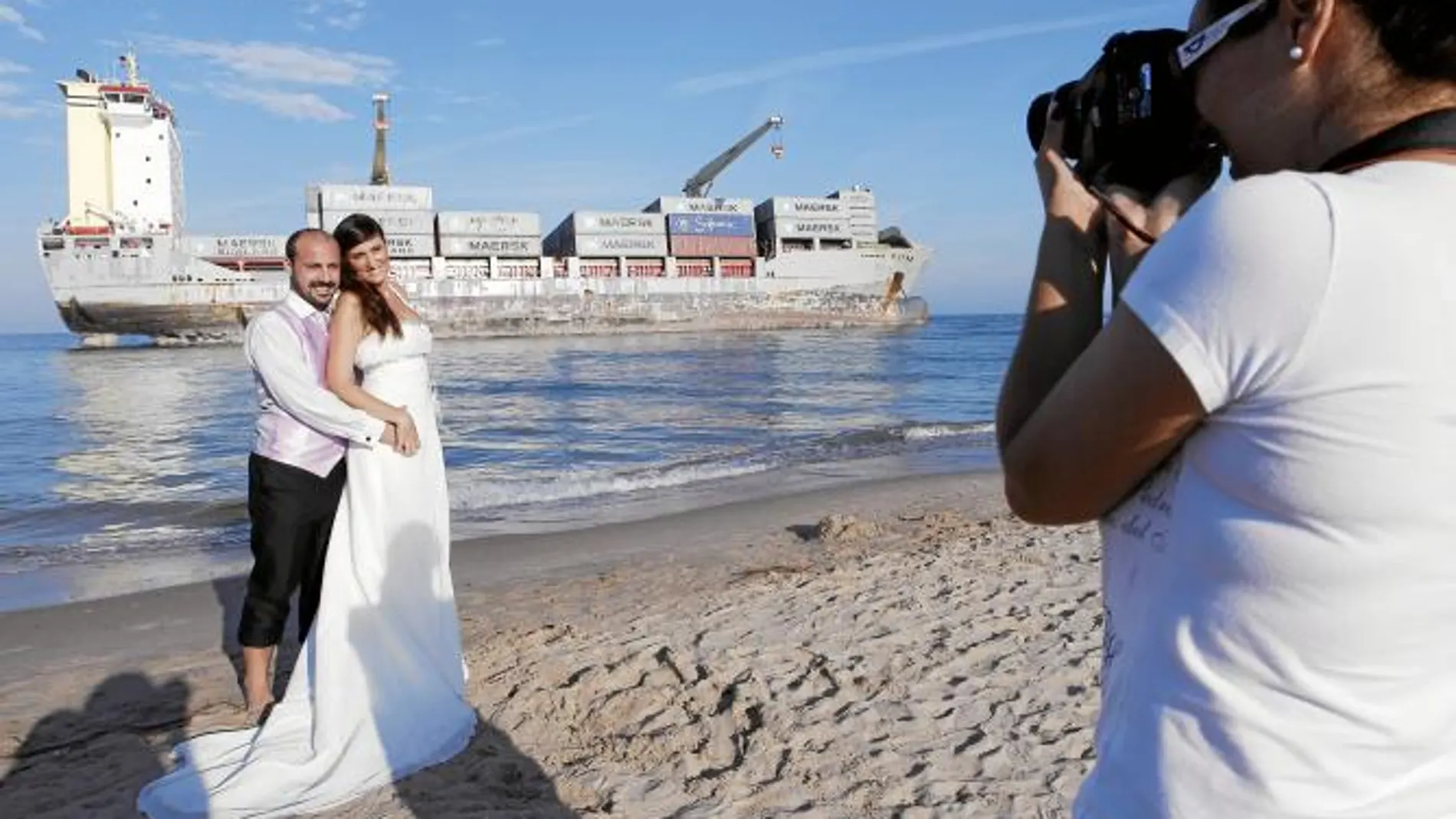 Una pareja de novios se fotografían en la playa de El Saler con un fondo nada habitual