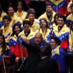 El presidente de Venezuela, Hugo Chávez (c), sonríe junto al director de la Orquesta juvenil Simón Bolívar, Gustavo Dudamel (d)