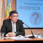 El conseller Vela, ayer durante su comparecencia tras el pleno