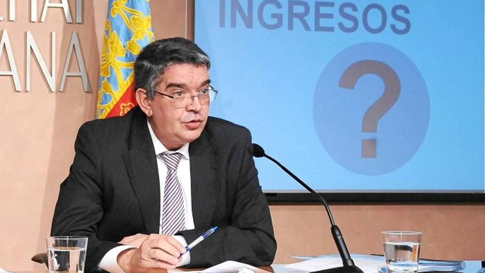 El conseller Vela, ayer durante su comparecencia tras el pleno