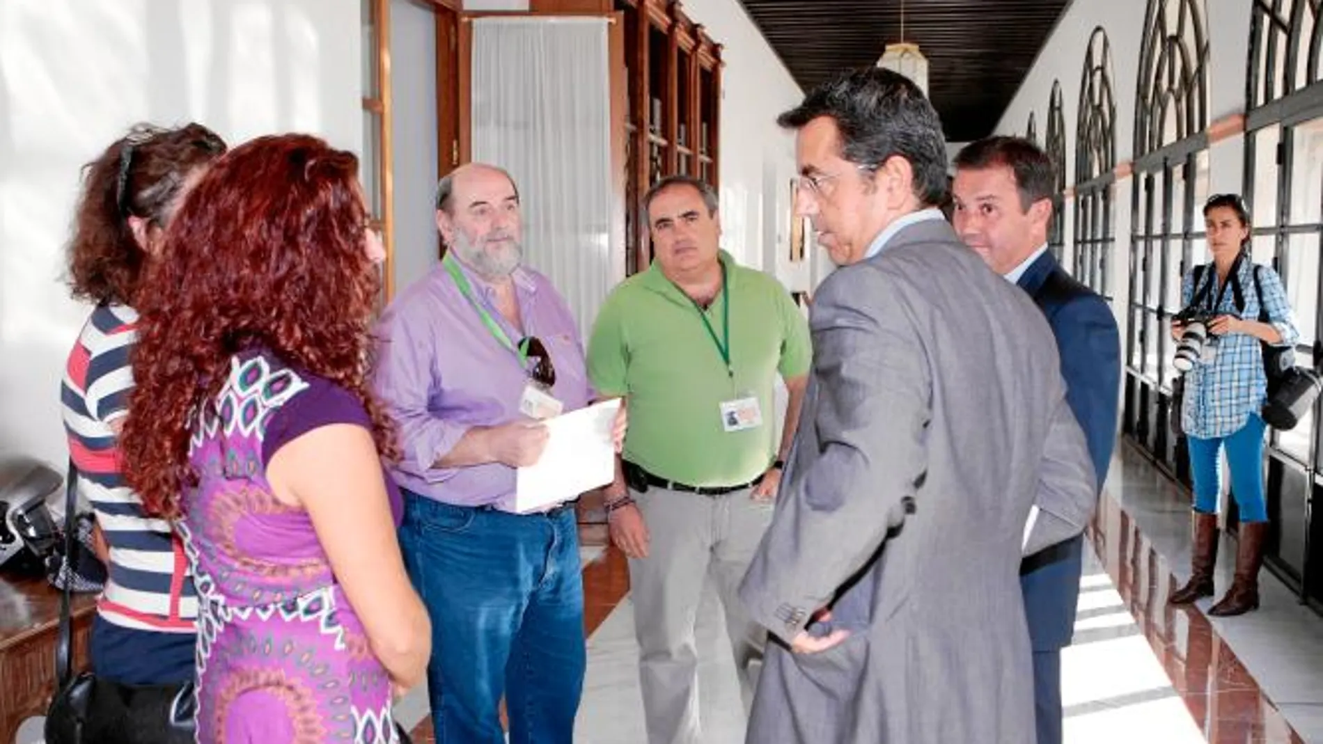 Un grupo de trabajadores conversa con el director general del ente, Pablo Carrasco.