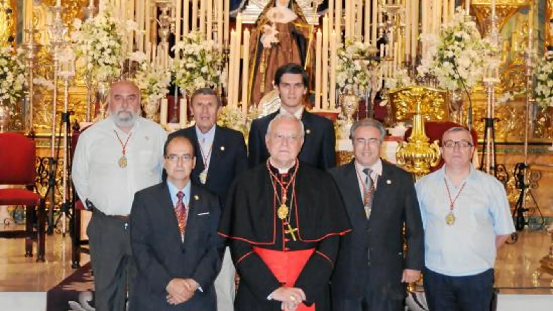 El arzobispo emérito de Sevilla, con los miembros de la Sección de la Adoración Nocturna de Alcalá de Guadaíra