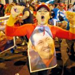 Una seguidora de Chávez celebra en las calles de Caracas la victoria