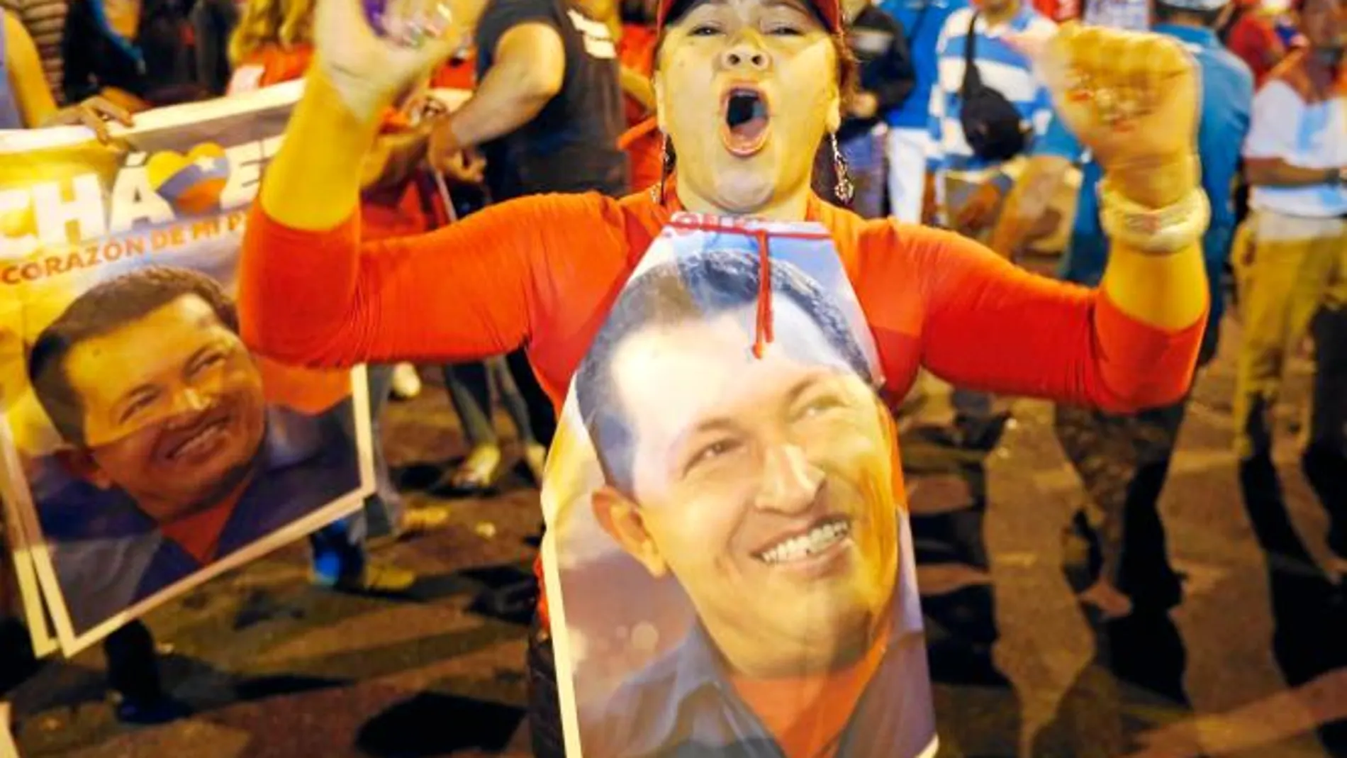 Una seguidora de Chávez celebra en las calles de Caracas la victoria
