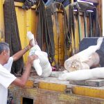 Imagen de un operario retirando los restos de la escultura destruida