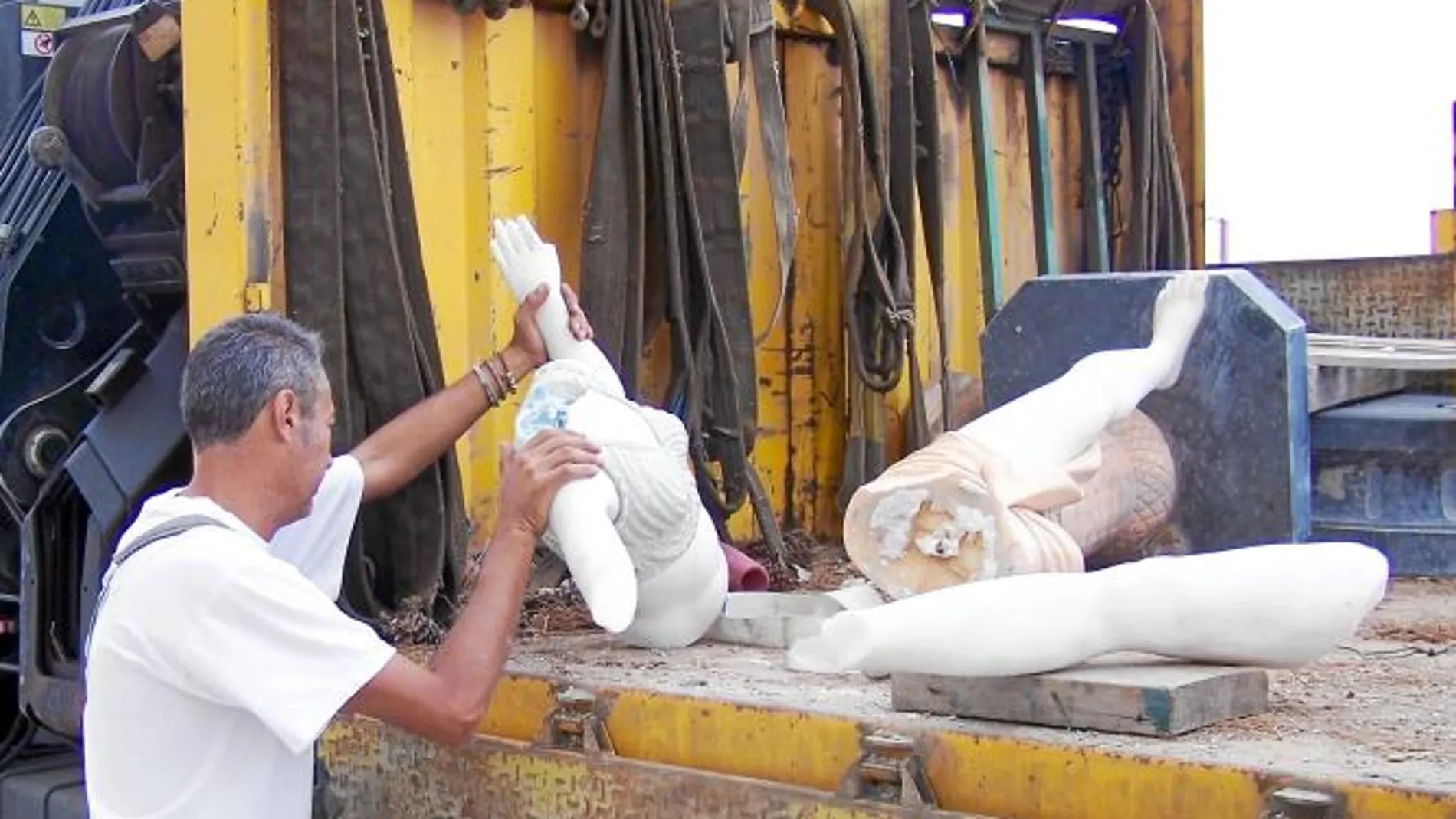 Imagen de un operario retirando los restos de la escultura destruida