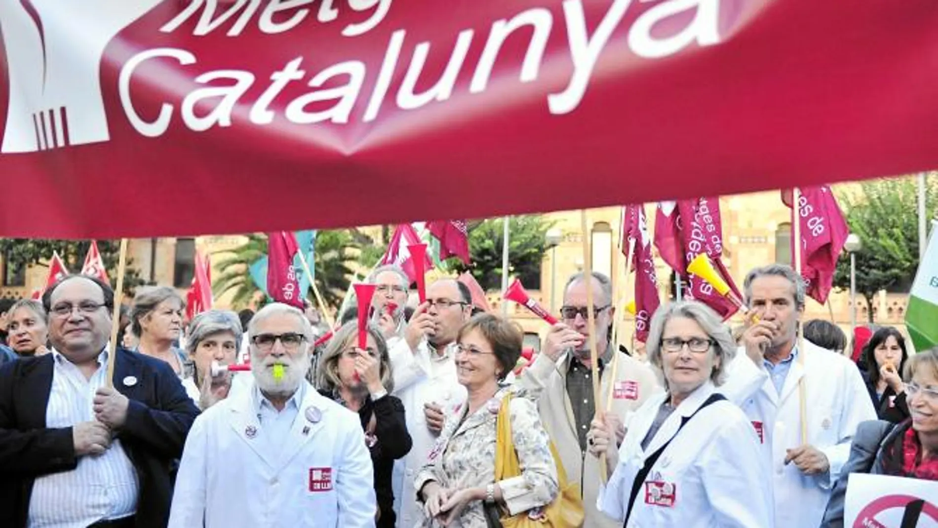 Miembros de Metges de Catalunya manifestándose frente a Salud junto al resto de sindicatos contra los recortes