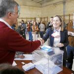 La ministra ana pastor, que votó en un colegio de Pontevedra, animó a los gallegos a votar «para decidir el futuro de su tierra»