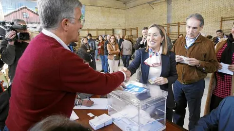 La ministra ana pastor, que votó en un colegio de Pontevedra, animó a los gallegos a votar «para decidir el futuro de su tierra»
