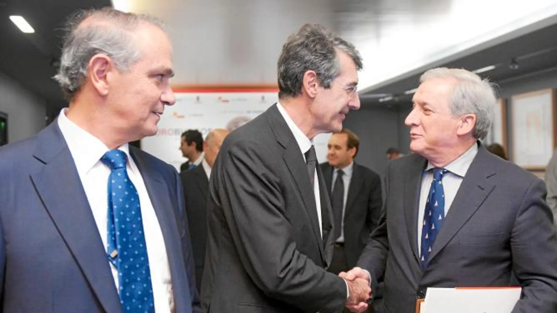 Méndez Pozo saluda a Fernando Becker, de Iberdrola, en presencia del presidente de Caja de Burgos, José María Leal