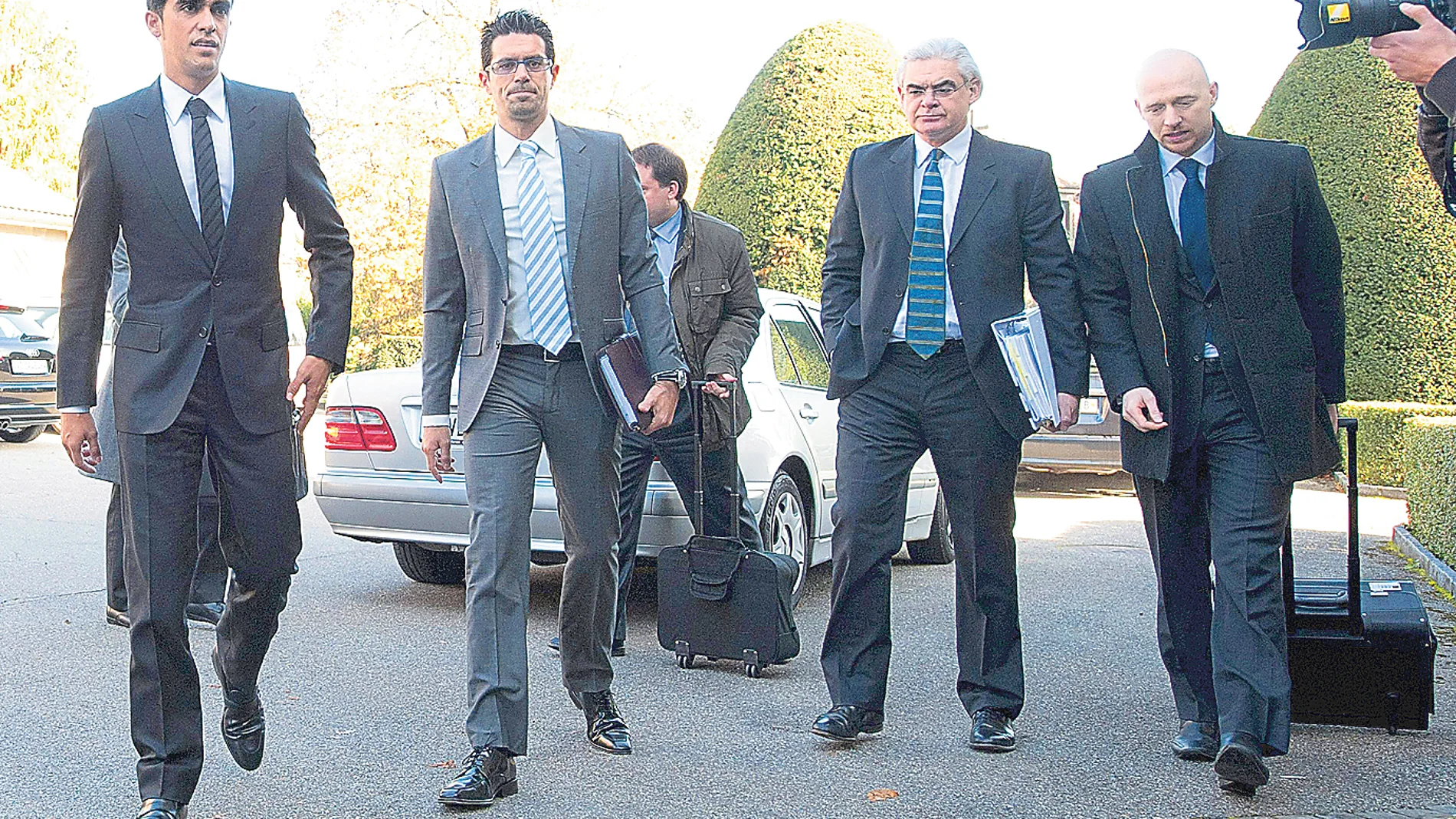 Alberto Contador y su hermano Fran, ayer en Lausana, llegan a la sede del TAS acompañados por algunos de sus asesores
