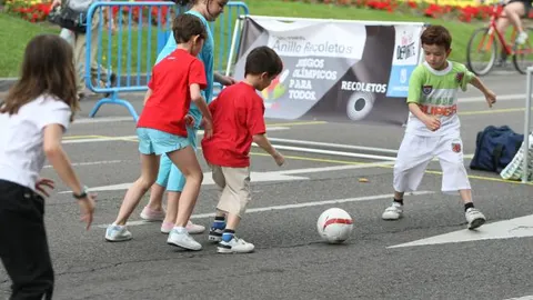 Niños jugando al fútbol