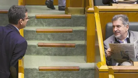 EXPLICACIONES. Basagoiti y Eguiguren, sentado, ayer, durante el pleno del Parlamento vasco